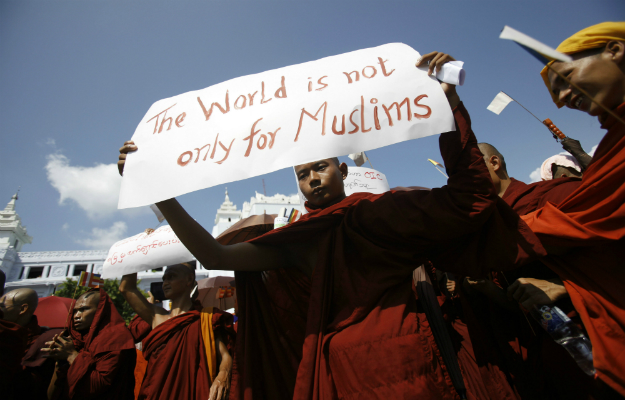 دنیا صرف مسلمانوں کے لئےنہیں ہے۔  برمی سادھو۔ فوٹو اے ایف پی۔